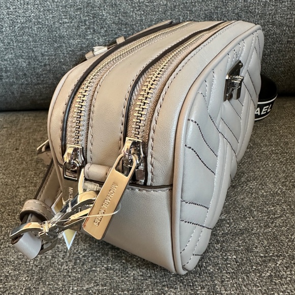 NWT!Michael Kors Peyton Small Quilted Camera Bag Women's Crossbody In Pearl Grey - Picture 3 of 10